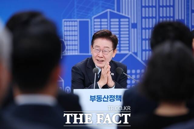 이재명 대통령이 7일 오후 2시 비공개로 부동산 정책 점검 2차 회의를 주재할 예정이다. 사진은 이재명 대통령이 지난달 23일 서울 여의도 KBS 별관에서 열린 부동산정책 국민 대토론회에서 발언하고 있는 모습./뉴시스
