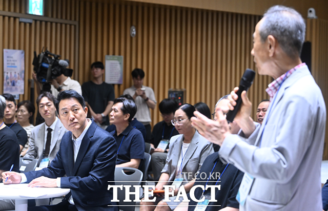 당정이 제1야당인 국민의힘을 사실상 배제한 채 국정 운영을 해나가면서, 향후 성과의 과실과 책임의 역풍 모두 당정이 오롯이 감내하게 됐다는 평가다. 사진은 오세훈 서울시장이 지난 6일 서울시청 대회의실에서 열린 부동산 정상화를 위한 시민 대토론회에 참석해 시민 토론자들의 발언을 듣고 있는 모습. /이새롬 기자