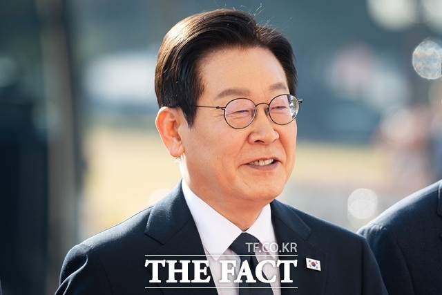 이재명 대통령이 7일 청와대에서 주재한 부동산 정책 점검 2차 비공개 회의에서 관계 부처로부터 공급 가능 주택 물량과 추진 계획 등을 보고받았다. /배정한 기자