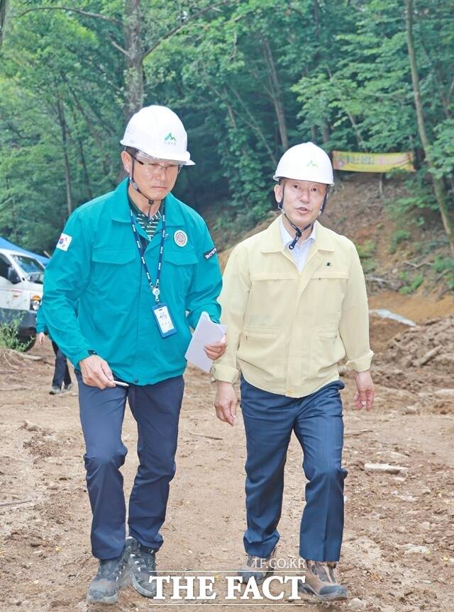 유명현(오른족) 산청군수가 지난해 극한호우 피해를 입은 재해복구 현장을 점검하고 있다. /산청군