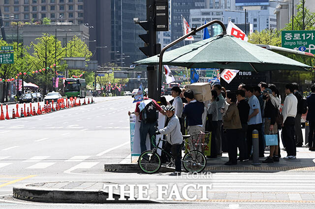 서울 종로구 세종대로 사거리에서 시민들이 그늘막에 들어가 햇빛을 피하고 있다. /김성렬 기자