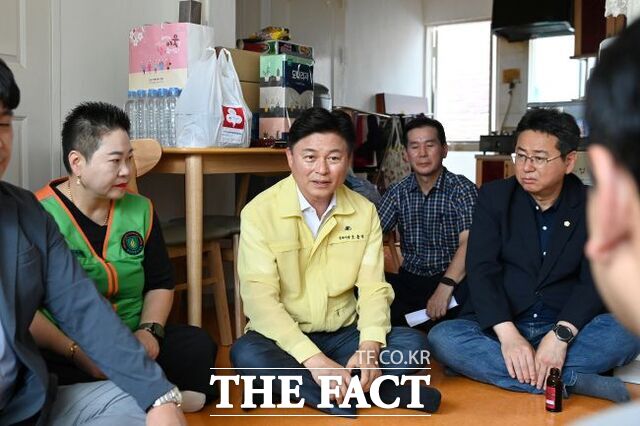 6일 원미구 노부부 가구를 방문한 조용익 부천시장이 폭염 속 취약계층 보호를 위해 현장 의견을 청취하고 있다. /부천시
