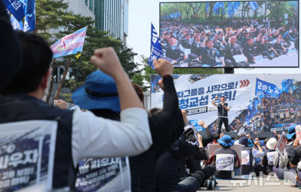 금속노동조합 현대자동차지부(현대차 노조)가 휴가 복귀 이후 추가 파업을 논의한다. 사진은 양재동 본사에서 집회 중인 현대차 노조 / 뉴시스