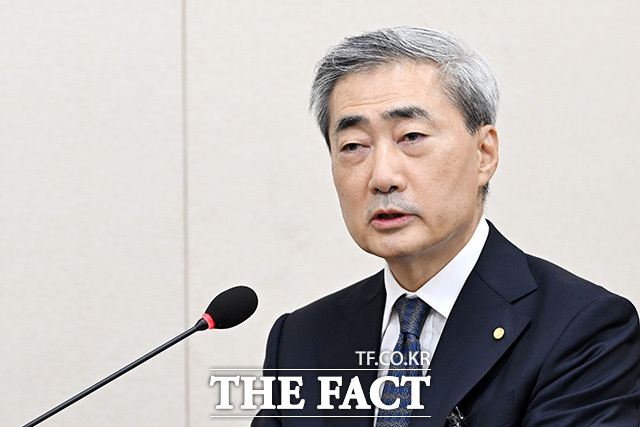 한국은행이 중앙은행 디지털화폐(CBDC) 도입을 위한 실증사업을 확대하고 있는 가운데, 해외 CBDC 도입국에서는 실제 이용자가 전체 인구의 1~2%에도 미치지 못하는 등 활성화에 어려움을 겪고 있는 것으로 나타났다. 국내에서도 실제 수요와 편익을 충분히 검증한 뒤 실증사업을 확대해야 한다는 전문가 의견이 제기되고 있다. 사진은 신현송 한국은행 총재. /남용희 기자