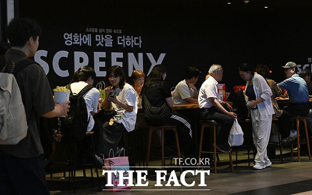 전국 대부분 지역에 폭염특보가 내려져 복합쇼핑몰을 찾는 일명 ‘몰캉스(쇼핑물+바캉스의 합성어)’족이 증가한 가운데 7일 오후 서울 용산구 아이파크몰 CGV가 인파로 붐비고 있다. /서예원 기자
