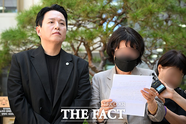 채상병 순직 사고의 책임자로 지목돼 재판에 넘겨진 임성근 전 해병대 1사단장 등에 대한 항소심 선고가 내려진 7일 서울 서초구 서울중앙지방법원 앞에서 채해병 어머니(오른쪽)가 입장을 밝히고 있다. 왼쪽은 임태훈 군인권센터 소장./서예원 기자