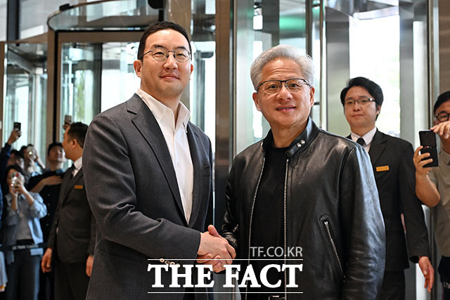 구광모 LG그룹 회장(왼쪽)과 젠슨 황 엔비디아 최고경영자(CEO)가 지난 6월 8일 서울 영등포구 LG 트윈타워에서 만나 손을 맞잡고 있다. /서예원 기자