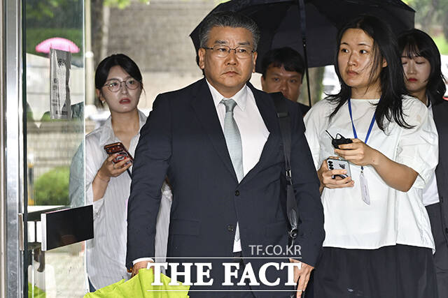 직권남용권리행사방해 혐의를 받고 있는 유병호 감사원 감사위원이 20일 오전 서울 서초구 서울중앙지방법원에서 열린 구속 전 피의자 심문(영장실질심사)에 출석하고 있다. /남윤호 기자(현장풀)