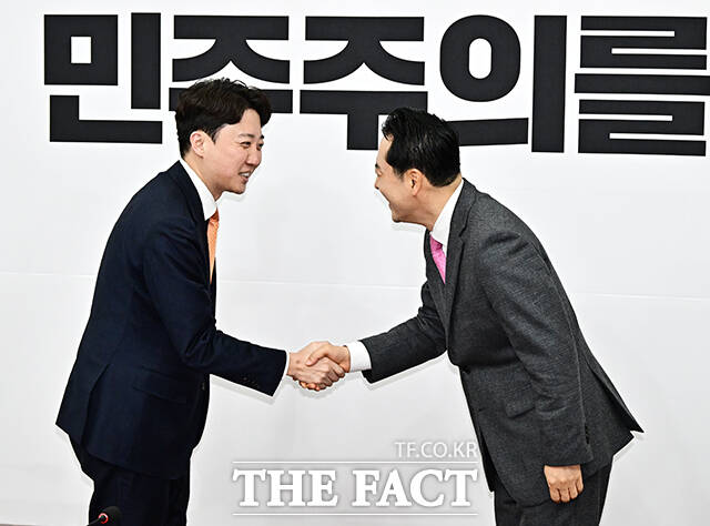 국민의힘 내부에서도 개혁신당과 합당 필요성은 공감하는 분위기지만, 합당 시점이나 방식을 두고 셈법이 복잡한 상황이다. 사진은 이준석 개혁신당 대표(왼쪽)와 장동혁 국민의힘 대표가 지난 1월 13일 오전 서울 여의도 국회에서 회동하며 인사를 하는 모습. /배정한 기자