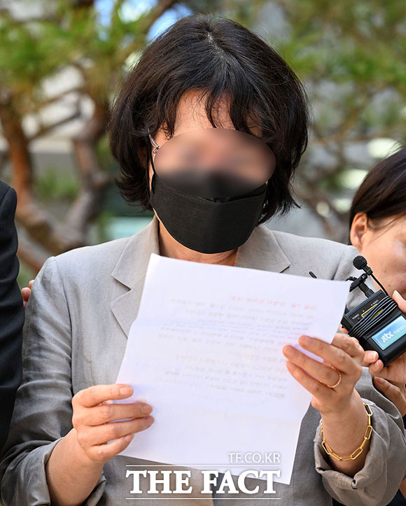 고 채상병의 어머니가 법정을 나서고 있다.