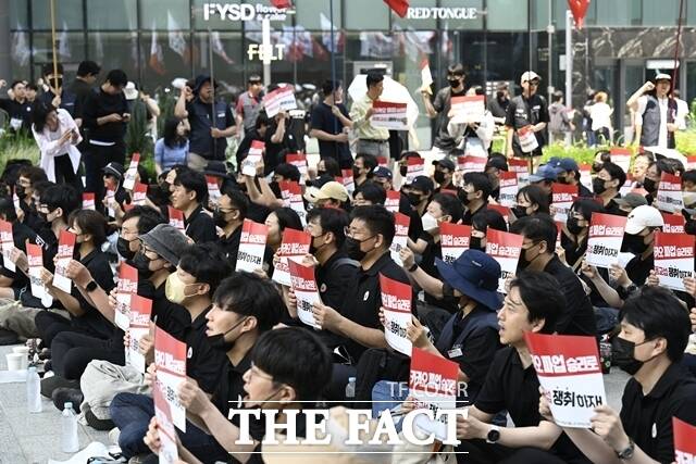 카카오 노조가 지난 6월 10일 경기 성남시 카카오아지트 앞에서 파업 결의대회를 진행하고 있다. /송호영 기자