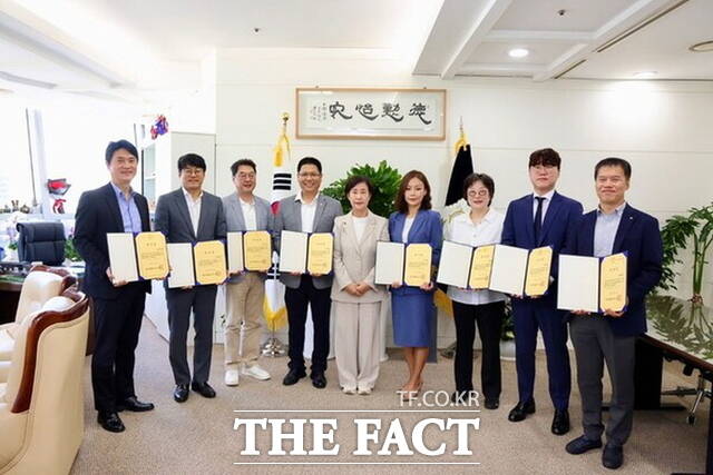 천안시의회가 7일 행동강령운영 자문위원 위촉식을 갖고 청렴한 의정문화 정착을 다짐하고 있다. /천안시의회