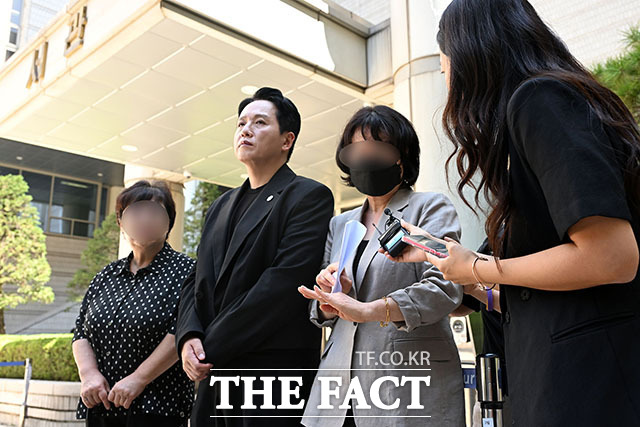 채상병 순직 사고의 책임자로 지목돼 재판에 넘겨진 임성근 전 해병대 1사단장 등에 대한 항소심 선고가 내려진 7일 오전 서울 서초구 서울중앙지방법원 앞에서 임태훈 군인권센터 소장과 채상병 어머니가 입장을 밝히고 있다. /서예원 기자