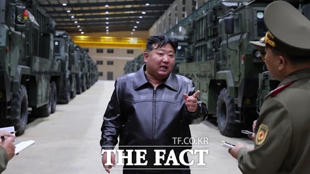북한은 그동안 한미연합훈련을 ‘침략 연습’으로 규정하며 미사일 발사와 포병사격, 각종 무기시험 등으로 대응해 왔다. 사진은 2024년 5월 14일 미사일 연합부대를 찾은 김 위원장 모습. /뉴시스. 조선중앙TV 갈무리.