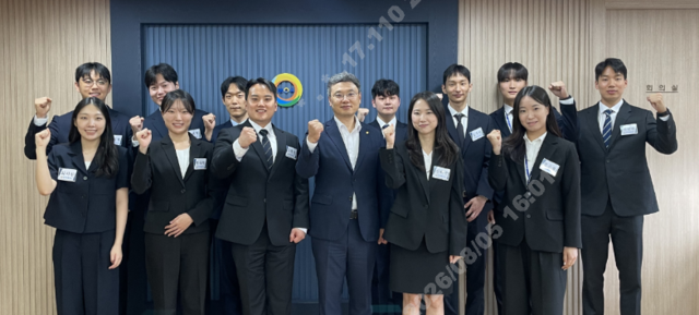 김진백 모아저축은행 대표이사(앞줄 왼쪽 네번째)와 인턴 직원 12명이 기념촬영을 하고 있다. /모아저축은행