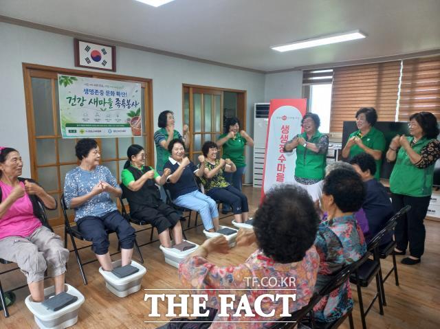 청양군이 6일 비봉면 신원1리 마을회관에서 마음안심버스를 운영하고 있다. /청양군