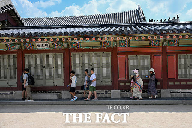 수도권 지역에 폭염중대경보가 발효된 7일 오후 서울 종로구 경복궁을 찾은 외국인 관광객들이 햇빛을 피해 그늘로 이동하고 있다. /송호영 기자
