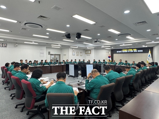 지난 6일 보령시청에서 열린 '물가안정 대응 방향 및 협력 방안 토론회'에서 간부 공무원들이 생활물가 안정 대책을 논의하고 있다. /보령시