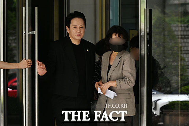 고 채상병의 어머니가 법정을 나서고 있다.