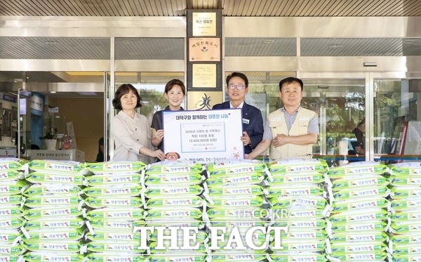 대전나라사랑과학사랑 동아리가 7일 대전시 대덕구에 지역 저소득 보훈가정을 지원하기 위해 백미(10kg) 100포를 기탁했다. 왼쪽부터 박영미 대전지방보훈청 복지과장, 김영아 대전나라사랑과학사랑 회장, 김찬술 대덕구청장, 오진수 대덕구자원봉사센터 사무국장. /대덕구