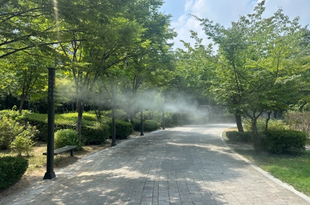 서울 중랑구는 폭염에 대비해 공원 내 쿨링포그 4개소를 추가 운영한다고 7일 밝혔다. /중랑구