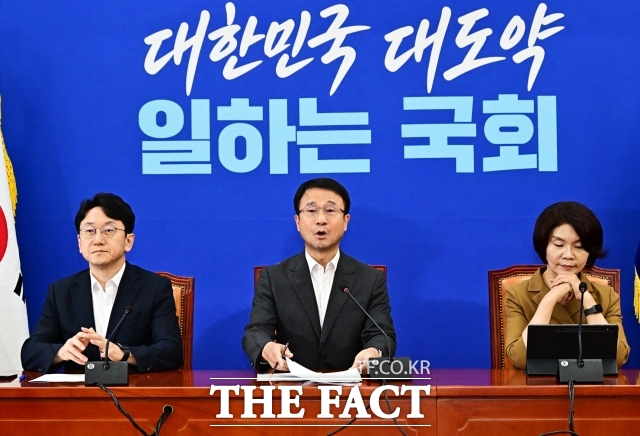 더불어민주당은 7일 국민의힘에 정부의 주택 공급 대책 후속 법안 처리를 위한 오는 13일 본회의 개최에 협조하라고 했다. 사진은 한병도 민주당 대표 직무대행 겸 원내대표가 지난 6일 국회에서 열린 정책조정회의에서 발언하는 모습. /배정한 기자