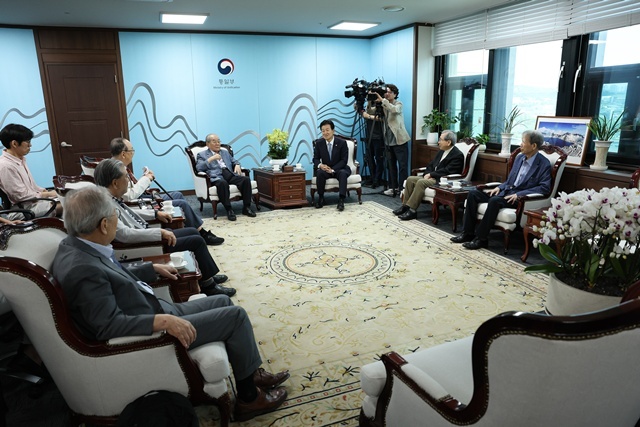 정동영 통일부 장관은 7일 북한의 정식 국호인 조선민주주의인민공화국을 사용하는 방안에 대해 “공론화가 먼저다”고 밝혔다. 사진은 이날 평화통일고문회의 원로 차담회 모습. /통일부