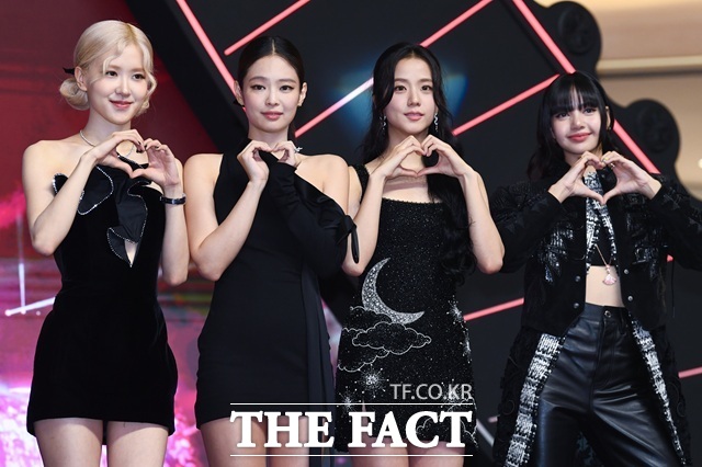 그룹 블랙핑크의 로제 제니 지수 리사(왼쪽부터)가 10주년 기념 행사에 전원 참석한다./더팩트DB