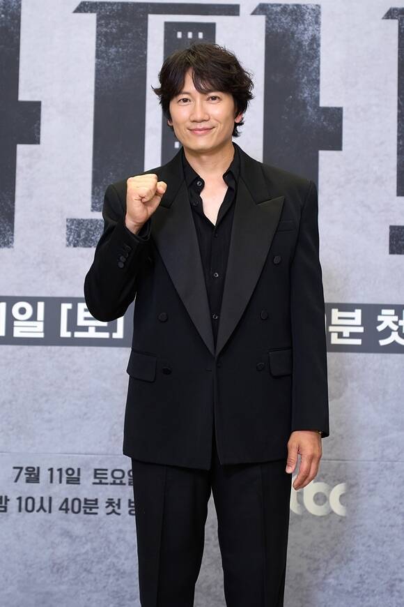 배우 지성이 JTBC 토일드라마 '아파트'에서 가장 잘하는 연기를 가장 잘 해내며 시청자들의 큰 사랑을 받고 있다. /JTBC