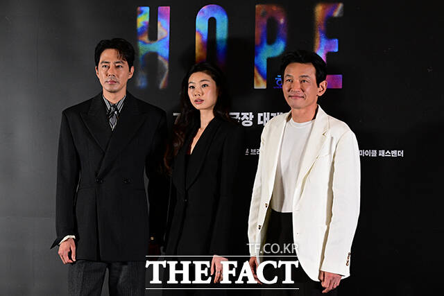 영화 '호프'가 51회 토론토 국제영화제의 미드나잇 매드니스 섹션에 초청됐다. 사진은 배우 조인성, 정호연, 황정민)(왼쪽부터)이 7월 6일 오후 서울 강남구 코엑스 메가박스에서 열린 영화 호프의 언론시사 겸 기자간담회에 참석해 포즈를 취하고 있다. /남윤호 기자