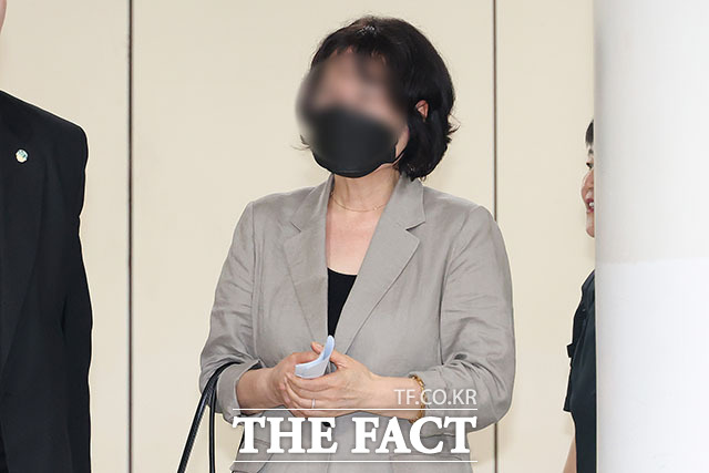 고 채상병의 어머니가 법정을 나서고 있다.