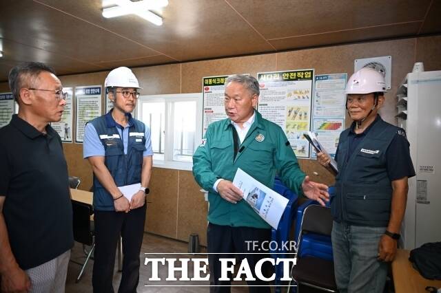 이용우 부여군수가 7일 무더위쉼터와 노인요양시설, 아동복지시설, 건설현장, 농가, 축산시설 등 폭염 취약시설을 방문 점검하고 있다. /부여군