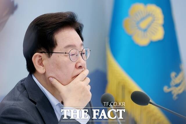 이재명 대통령이 7일 오후 2시 비공개로 부동산 정책 점검 2차 회의를 주재할 예정이다. 사진은 이재명 대통령이 지난 5일 청와대에서 열린 행정안전부, 법무부, 국무조정실 등에 대한 부처 업무 보고에서 보고를 경청하고 있다. /뉴시스