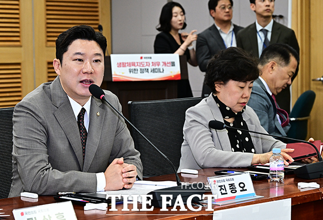 국민의힘 중앙윤리위원회(위원장 윤민우)가 7일 이른바 '부산 돌려차기' 사건 피해자 앞에서 실언 논란을 일으킨 서범수·진종오(왼쪽) 의원에 대한 징계 절차를 개시하기로 했다./배정한 기자