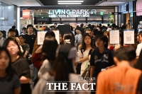  극한 폭염에 도심 속 피서지 된 쇼핑몰 [포토]