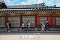  경복궁에서 '태양을 피하고 싶어서' [TF사진관]