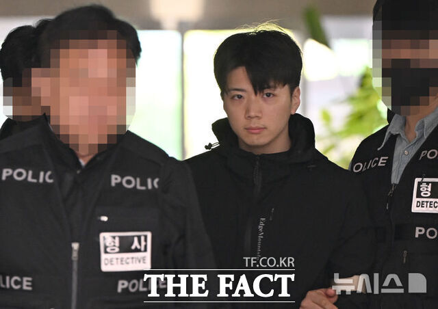 '장윤기 사건' 당시 피해 여고생을 구하려다 중상을 입은 고교생이 보건복지부로부터 의상자로 인정됐다. 사진은 장윤기가 경찰에 의해 검찰로 송치되고 있는 모습. /뉴시스