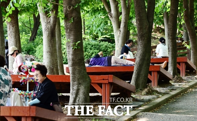 지난 6월 2일 더위를 피해 경기도 안산 노적봉인공폭포 공원을 찾은 시민들이 나무 그늘아래에서 휴식을 취하고 있다. /안산=임영무 기자