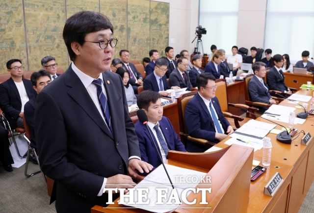 최휘영 문화체육관광부 장관이 지난 7월 30일 오전 서울 여의도 국회 문화체육관광위원회에서 열린 대한축구협회 현안 관련 청문회에서 업무보고를 하고 있다. /국회사진기자단