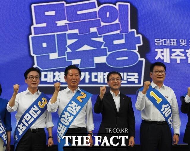 송영길·정청래·김민석 더불어민주당 당대표 후보들과 한병도 더불어민주당 당대표 직무대행(오른쪽 두 번째)이 8일 제주시 오등동 헤리티크제주에서 열린 더불어민주당 제3차 정기전국당원대회 당대표·최고위원 후보자 제주 합동연설회에서 기념촬영을 하고 있다. /뉴시스