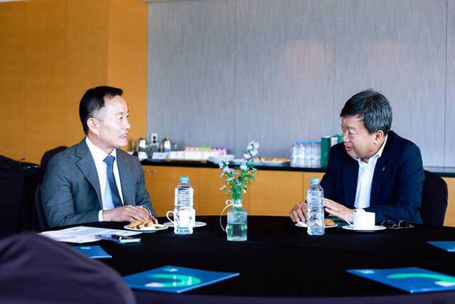 남한권 울릉군수(오른쪽)와 김태성 신안군수가 여수에서 열린 섬의날 행사서 만나 국토외곽 먼섬 지원 특별법 일부개정법률안 및 특별자치군 제정 입법 등을 논의하고 있다. /울릉군