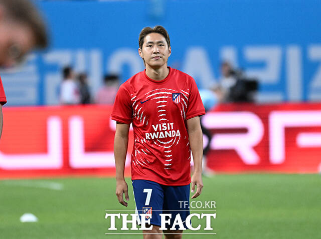 2026 쿠팡플레이 시리즈 아틀레티코 마드리드(AT마드리드)와 맨체스터 시티의 경기가 9일 오후 서울 마포구 서울월드컵경기장에서 열린 가운데 이강인이 손을 흔들고 있다. /서울월드컵경기장=박헌우 기자