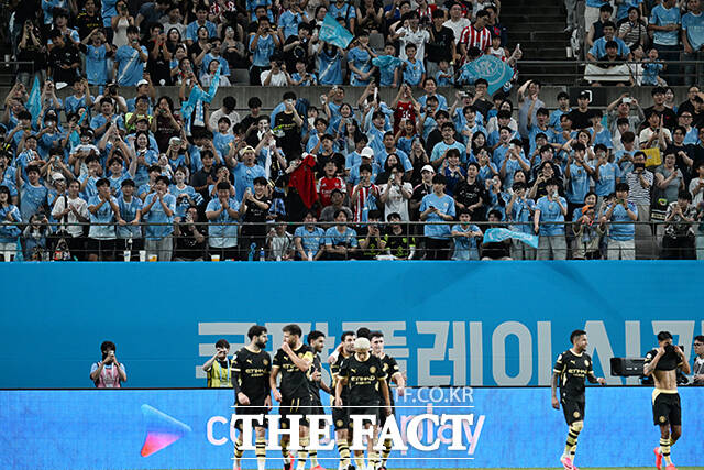 [더팩트ㅣ서울월드컵경기장=박헌우 기자] 2026 쿠팡플레이 시리즈 아틀레티코 마드리드(AT마드리드)와 맨체스터 시티의 경기가 9일 오후 서울 마포구 서울월드컵경기장에서 열린 가운데 오마르 마르무시의 멀티골로 맨시티 팬들이 기뻐하고 있다.
