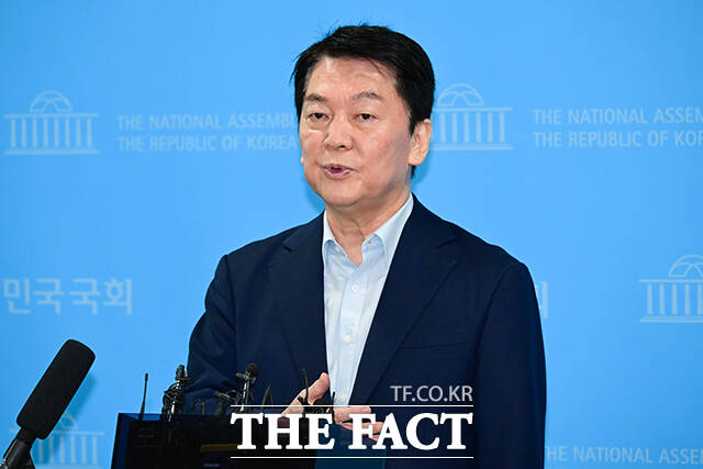 안철수 국민의힘 의원이 자신이 창업한 보안기업 안랩의 주식을 한달 동안 세 차례에 걸쳐 약 41억원어치를 매입했다. /남윤호 기자