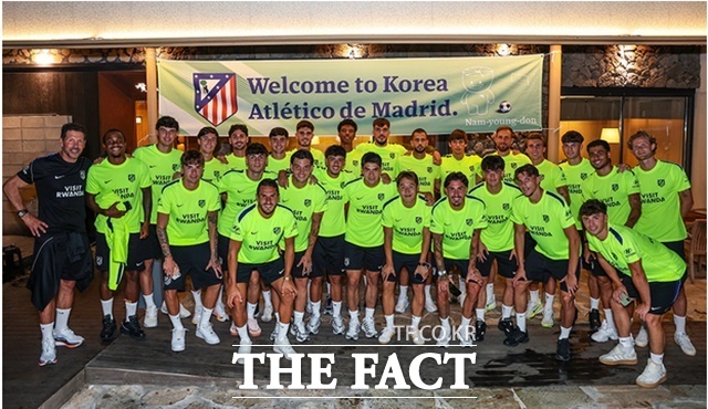 7일 서울의 식당으로 아틀레티고 마드리드 서울 캠프 선수단 전원을 초청해 만찬을 제공한 이강인과 선수들이 기념사진을 찍고 있다./아틀레티코 마드리드