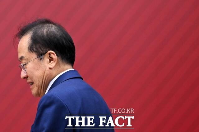 홍준표 전 대구시장은 9일 윤석열 전 대통령과 한동훈 무소속 의원을 겨냥해 정치검사들 때문에 80년 전통의 검찰조직이 해체됐다고 비판했다. 사진은 홍 전 시장. /국회사진취재단