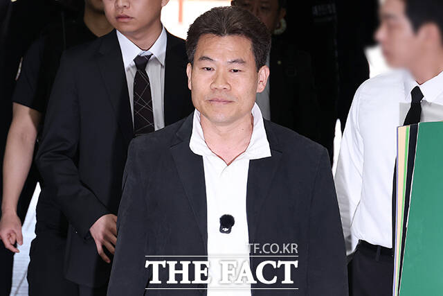 이재명 대통령과 이준석 개혁신당 대표의 명예를 훼손한 혐의를 받는 한국사 강사 출신 유튜버 전한길 씨가 지난 4월 16일 오전 서울 서초구 서울중앙지방법원에서 열린 영장실질심사(구속 전 피의자 심문)에 출석하고 있는 모습. /박헌우 기자