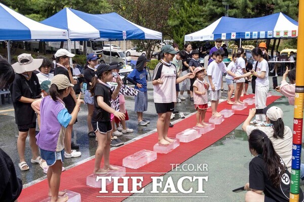 대전시 대덕구는 8일 청소년과 가족이 함께 여름을 즐기며 소통할 수 있는 참여형 축제 '다(多)새로움 제2회 SUMMER WAVE' 행사를 가졌다. 사진은 얼음 위에서 오래버티기 프로그램에 참여하고 있는 모습. /대덕구