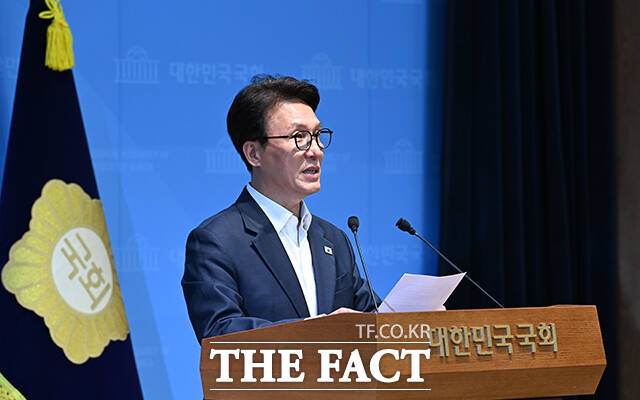 김민석 더불어민주당 당대표 후보가 10일 오후 서울 여의도 국회 소통관에서 기자회견을 열고 발언하고 있다. /국회=박헌우 기자
