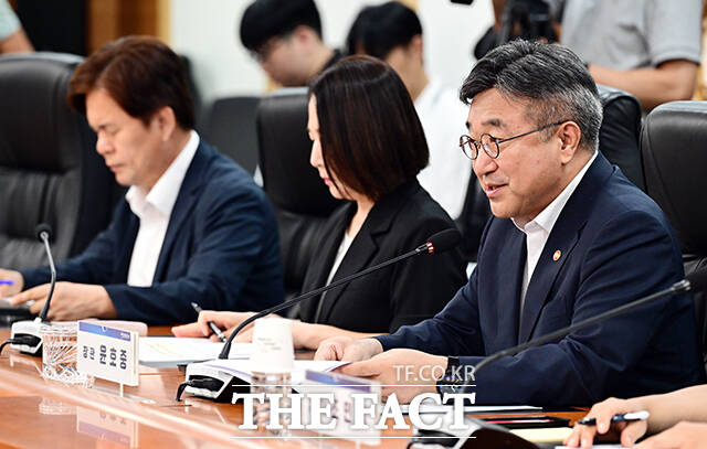 윤호중 행정안전부 장관(왼쪽)과 윤석준 우아한형제들 총괄사장이 10일 오전 서울 종로구 정부서울청사에서 열린 착한가격업소 이용 활성화를 위한 업무협약식에 참석해 기념촬영을 하고 있다. /임영무 기자